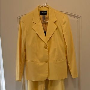 Women’s Sag Harbor Yellow Jacket & Matching Pants, Size 4 Petite Like New